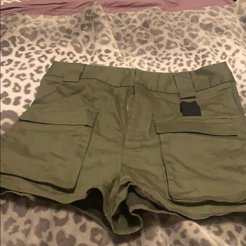 Olive shorts size M Fashionova